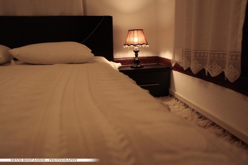 Guest House Bujtina Leon Korce Pokoj fotografie